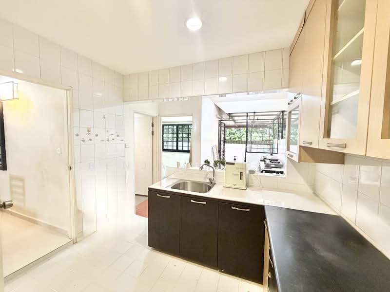 1KM TO AI TONG SCH, MINS WALK TO MRT, 2.5STY TERRACE!!!!!, OFF THOMSON ROAD, 6 Bedrooms, 2,800 sqft, Terraced House For Sale, by Benjamin Poh, 500160932 - Kitchen - PropertyGuru.com.sg