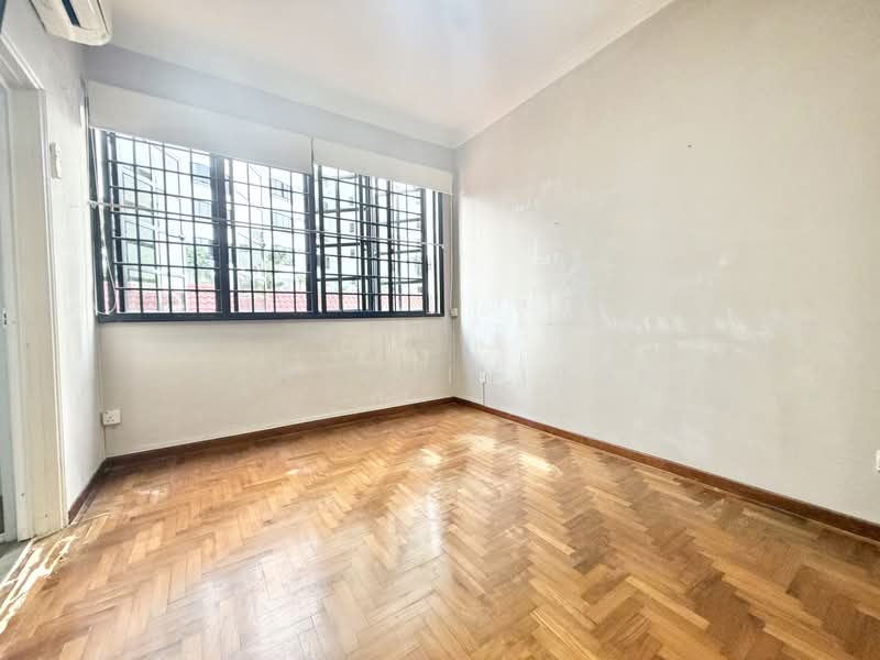 1KM TO AI TONG SCH, MINS WALK TO MRT, 2.5STY TERRACE!!!!!, OFF THOMSON ROAD, 6 Bedrooms, 2,800 sqft, Terraced House For Sale, by Benjamin Poh, 500160932 - Bedroom 1 - PropertyGuru.com.sg