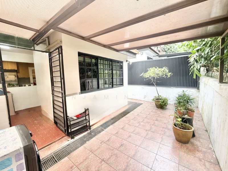 1KM TO AI TONG SCH, MINS WALK TO MRT, 2.5STY TERRACE!!!!!, OFF THOMSON ROAD, 6 Bedrooms, 2,800 sqft, Terraced House For Sale, by Benjamin Poh, 500160932 - Back Yard - PropertyGuru.com.sg