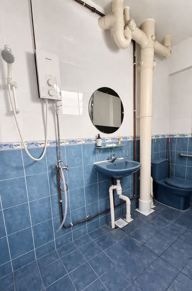 404 Jurong West Street 42, 404 Jurong West Street 42, 3 Bedrooms, 1,119 sqft, HDB Flat For Sale, by Delvin Ong, 500160947 - Bathroom - PropertyGuru.com.sg