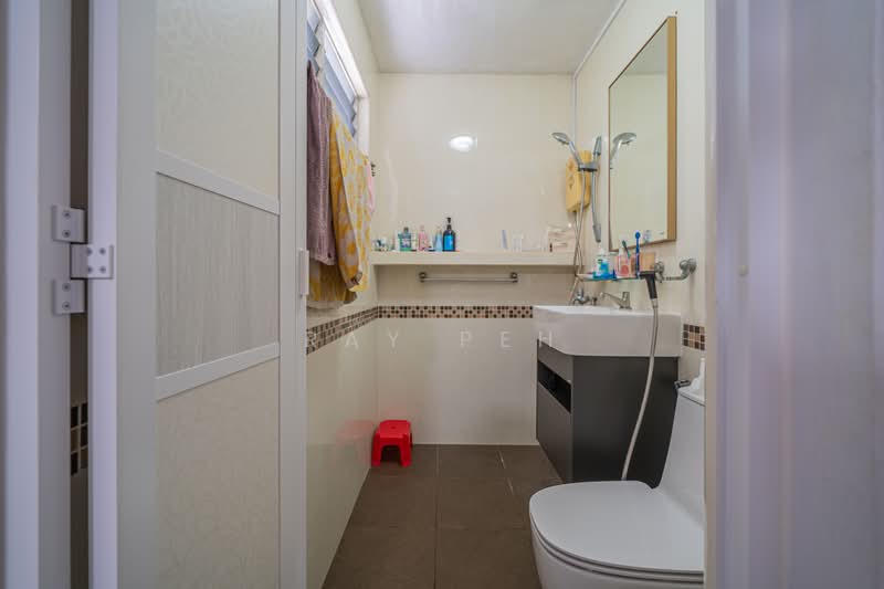 333 Woodlands Street 32, 333 Woodlands Street 32, 3 Bedrooms, 893 sqft, HDB Flat For Sale, by Ray Peh, 500160955 - Master Bathroom - PropertyGuru.com.sg