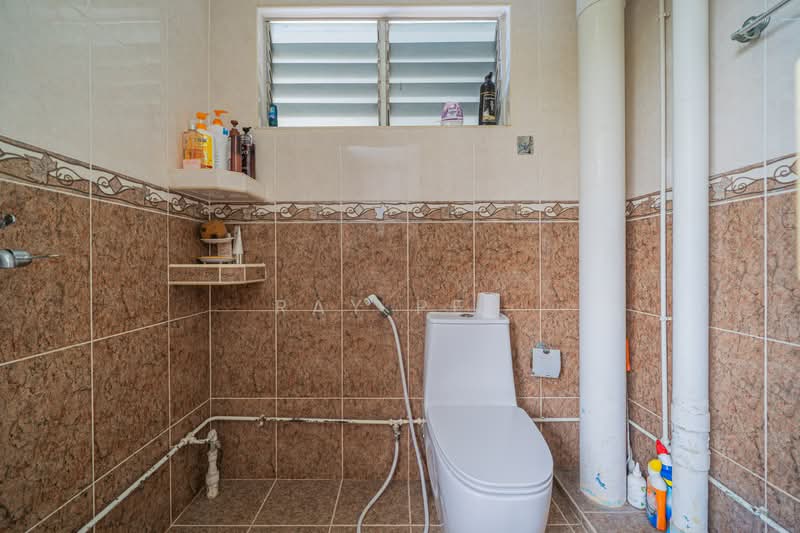 333 Woodlands Street 32, 333 Woodlands Street 32, 3 Bedrooms, 893 sqft, HDB Flat For Sale, by Ray Peh, 500160955 - Common Bathroom - PropertyGuru.com.sg