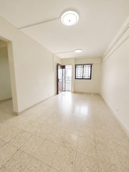 558 Ang Mo Kio Avenue 10, 558 Ang Mo Kio Avenue 10, 2 Bedrooms, 721 sqft, HDB Flat For Sale, by Alvin Lee, 500160957 - Living rm - PropertyGuru.com.sg