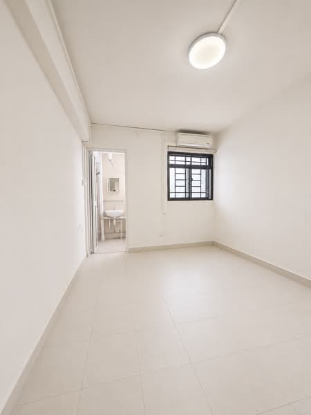 558 Ang Mo Kio Avenue 10, 558 Ang Mo Kio Avenue 10, 2 Bedrooms, 721 sqft, HDB Flat For Sale, by Alvin Lee, 500160957 - Master rm w attached bath - PropertyGuru.com.sg