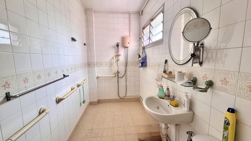 754 Pasir Ris Street 71, 754 Pasir Ris Street 71, 3 Bedrooms, 1,119 sqft, HDB Flat For Rent, by Joyce M Wong, 500160970 - Bathroom - PropertyGuru.com.sg