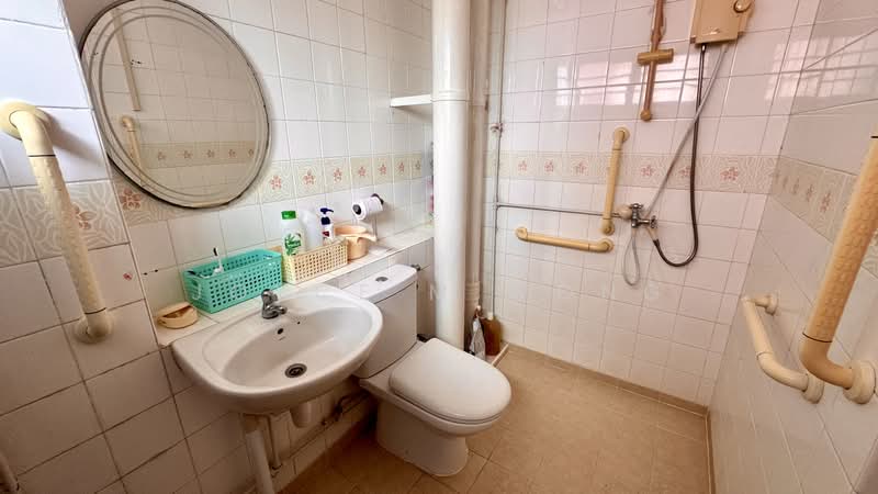 754 Pasir Ris Street 71, 754 Pasir Ris Street 71, 3 Bedrooms, 1,119 sqft, HDB Flat For Rent, by Joyce M Wong, 500160970 - Bathroom - PropertyGuru.com.sg
