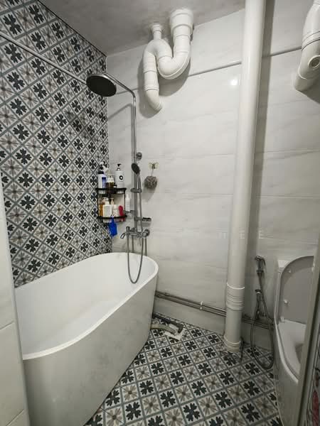 414 Commonwealth Avenue West, 414 Commonwealth Avenue West, 3 Bedrooms, 1,345 sqft, HDB Flat For Sale, by Patrick Chee, 500161033 - Bathroom - PropertyGuru.com.sg