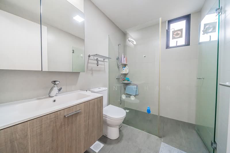 The Amore, 55A Edgedale Plains, 5 Bedrooms, 1,475 sqft, Executive Condominium For Sale, by Lee Hon Chan, 500161073 - Bathroom - PropertyGuru.com.sg