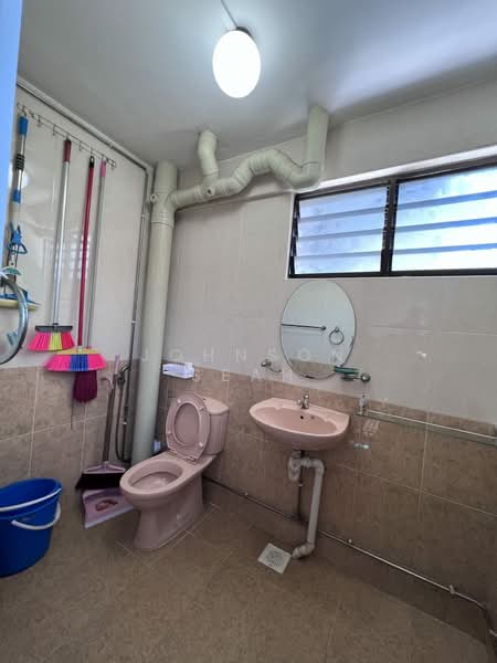 349 Woodlands Avenue 3, 349 Woodlands Avenue 3, 3 Bedrooms, 1,313 sqft, HDB Flat For Rent, by Johnson Seah, 500161109 - Bathroom - PropertyGuru.com.sg