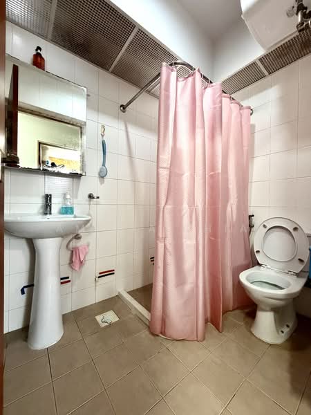 433A Sengkang West Way, 433A Sengkang West Way, 3 Bedrooms, 1,001 sqft, HDB Flat For Sale, by Amelia Chia, 500161126 - Bathroom - PropertyGuru.com.sg