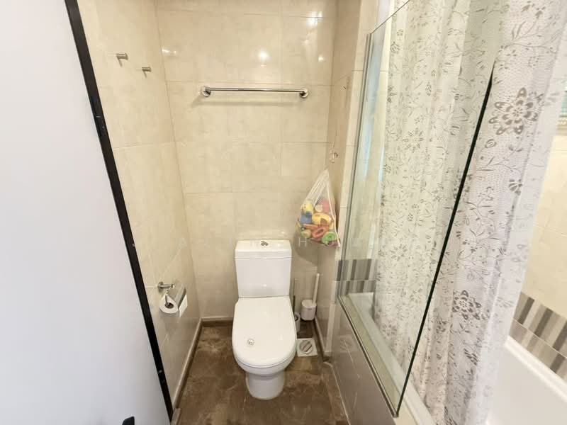 Hillview Regency, 26 Bukit Batok East Avenue 2, 2 Bedrooms, 1,152 sqft, Condominium For Rent, by Jialin Huang, 500161132 - Bathroom - PropertyGuru.com.sg