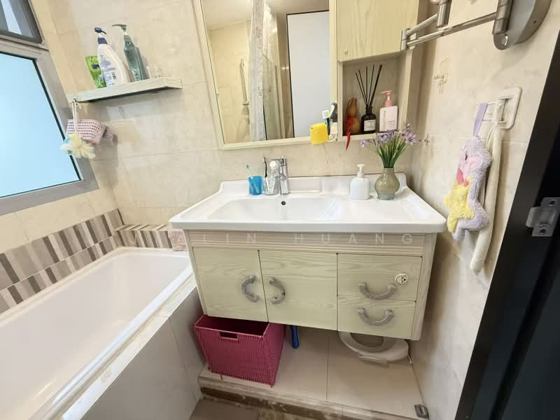 Hillview Regency, 26 Bukit Batok East Avenue 2, 2 Bedrooms, 1,152 sqft, Condominium For Rent, by Jialin Huang, 500161132 - Bathroom - PropertyGuru.com.sg