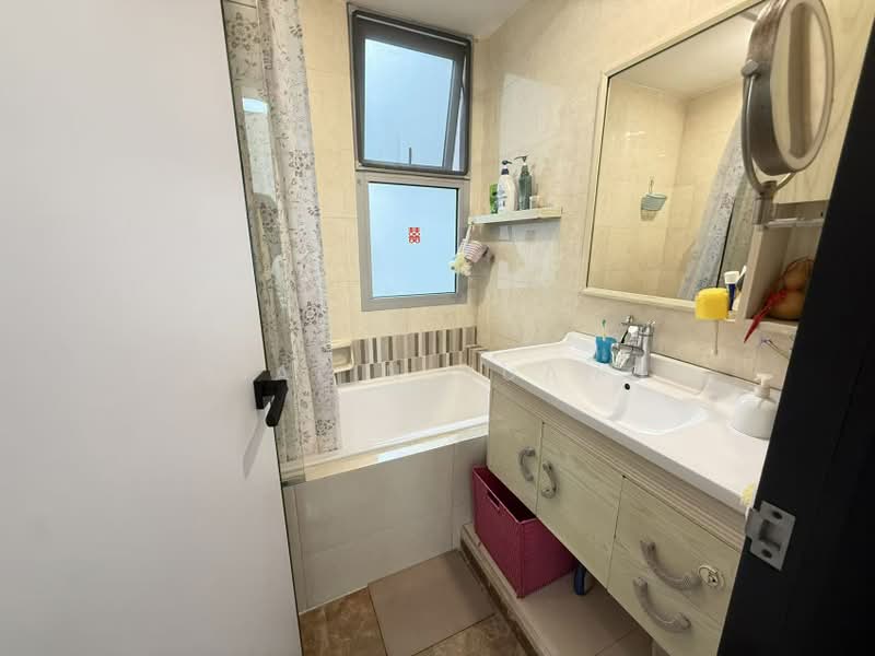 Hillview Regency, 26 Bukit Batok East Avenue 2, 2 Bedrooms, 1,152 sqft, Condominium For Rent, by Jialin Huang, 500161132 - Bathroom - PropertyGuru.com.sg