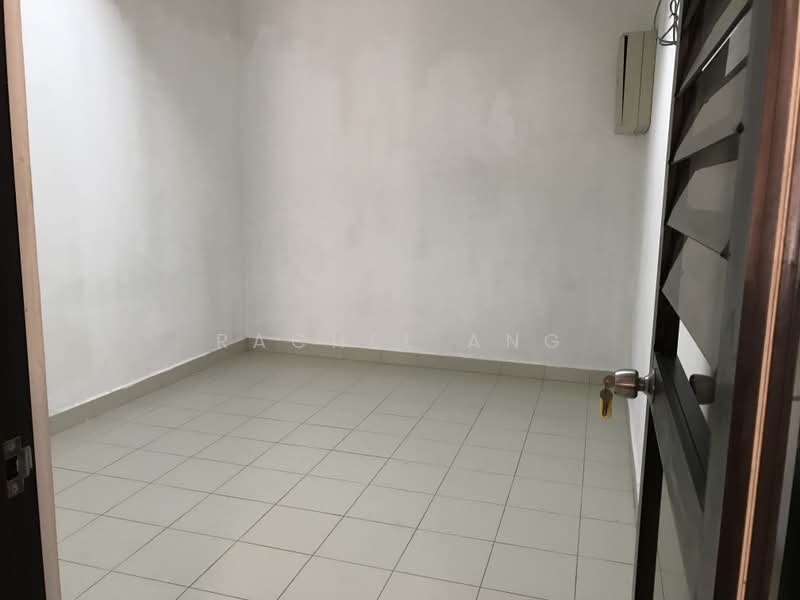 Yong An Park, 325 River Valley Road, 4 Bedrooms, 3,100 sqft, Condominium For Rent, by Rachel Ang, 500161164 - Spacious helper’s room with own bathroom - PropertyGuru.com.sg