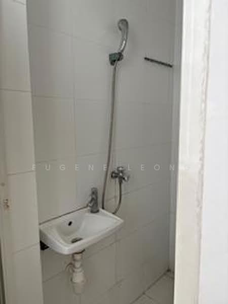 The Centris, 87 Jurong West Central 3, 4 Bedrooms, 1,593 sqft, Apartment For Rent, by Eugene Leong, 500161183 - Common bathroom - PropertyGuru.com.sg