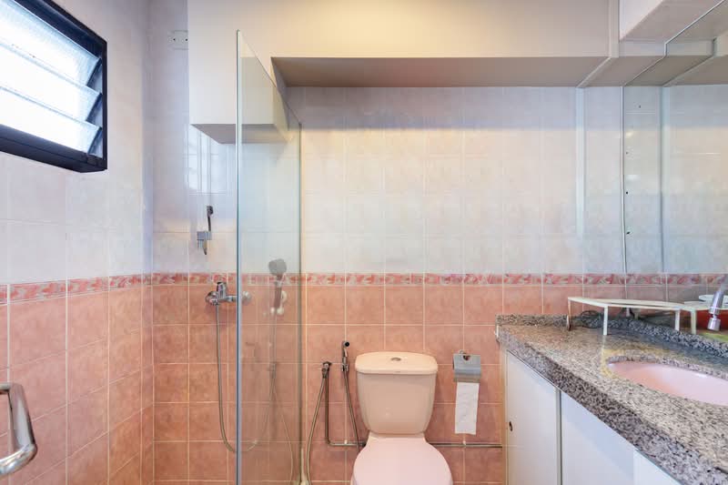 274A Jurong West Avenue 3, 274A Jurong West Avenue 3, 4 Bedrooms, 1,356 sqft, HDB Flat For Sale, by Clara Low, 500161189 - Bathroom - PropertyGuru.com.sg