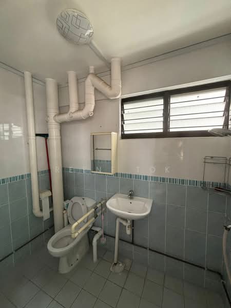 612 Hougang Avenue 8, 612 Hougang Avenue 8, 3 Bedrooms, 1,302 sqft, HDB Flat For Sale, by Reene Tok, 500161203 - Bathroom - PropertyGuru.com.sg