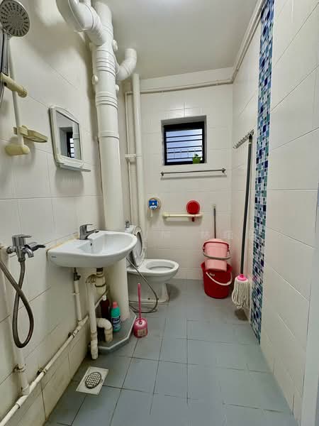159 Woodlands Street 13, 159 Woodlands Street 13, 2 Bedrooms, 786 sqft, HDB Flat For Rent, by Zoe Lim 林綰琪, 500161206 - Bathroom - PropertyGuru.com.sg