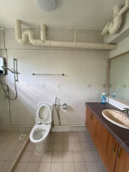 450 Bukit Panjang Ring Road, 450 Bukit Panjang Ring Road, 3 Bedrooms, 1,087 sqft, HDB Flat For Rent, by Sharifah M Alsagoff, 500161210 - Bathroom - PropertyGuru.com.sg