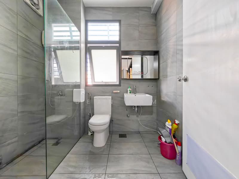 Central-Link, 8 Jalan Kilang Barat, 1,119 sqft, Light Industrial (B1) For Sale, by Dean Kam, 500161211 - Bathroom - CommercialGuru.com.sg