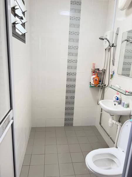 125 Bedok Reservoir Road, 125 Bedok Reservoir Road, 3 Bedrooms, 904 sqft, HDB Flat For Sale, by Eunice Lim, 500161242 - Master Bathroom - PropertyGuru.com.sg