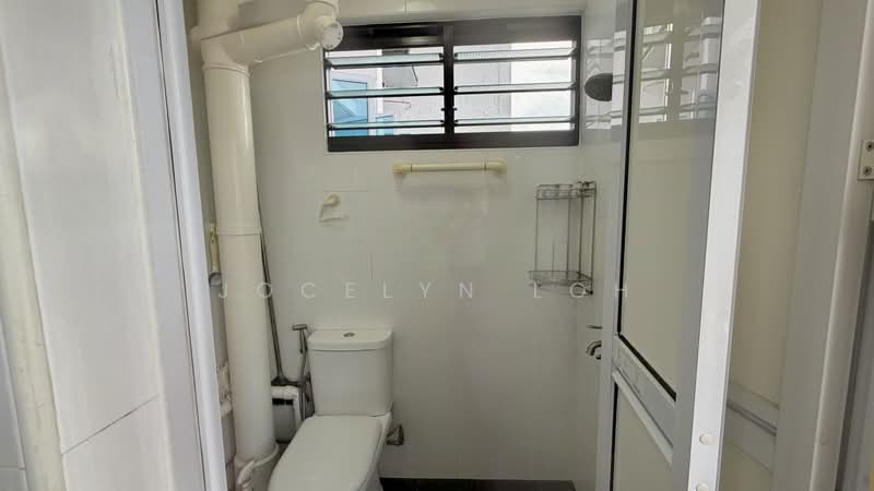 213 Bukit Batok Street 21, 213 Bukit Batok Street 21, 3 Bedrooms, 1,001 sqft, HDB Flat For Rent, by Jocelyn Loh, 500161283 - Bathroom - PropertyGuru.com.sg
