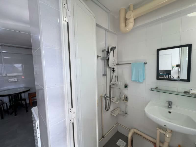 372 Clementi Avenue 4, 372 Clementi Avenue 4, 3 Bedrooms, 1,302 sqft, HDB Flat For Rent, by Ben Lau, 500161292 - Common Bathroom - PropertyGuru.com.sg
