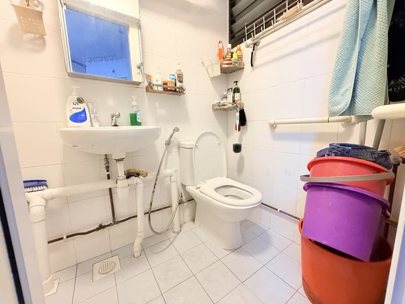 307 Serangoon Avenue 2, 307 Serangoon Avenue 2, 3 Bedrooms, 1,022 sqft, HDB Flat For Sale, by Bob Sophian, 500161343 - Bathroom - PropertyGuru.com.sg