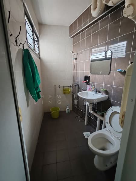 205 Clementi Avenue 6, 205 Clementi Avenue 6, 3 Bedrooms, 991 sqft, HDB Flat For Sale, by Chew Ling Ling 周鈴鈴, 500161360 - Bathroom - PropertyGuru.com.sg