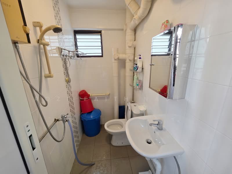 511 Bukit Batok Street 52, 511 Bukit Batok Street 52, 3 Bedrooms, 882 sqft, HDB Flat For Sale, by Rozi Faith Naser, 500161371 - Bathroom - PropertyGuru.com.sg