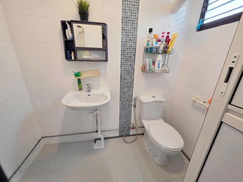 511 Bukit Batok Street 52, 511 Bukit Batok Street 52, 3 Bedrooms, 882 sqft, HDB Flat For Sale, by Rozi Faith Naser, 500161371 - Bathroom - PropertyGuru.com.sg