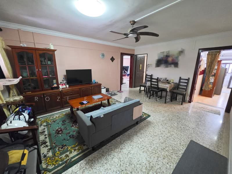 121 Bedok North Road, 121 Bedok North Road, 3 Bedrooms, 990 sqft, HDB Flat For Sale, by Rozi Faith Naser, 500161406 - Living Room - PropertyGuru.com.sg