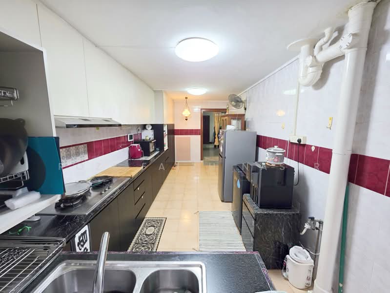 121 Bedok North Road, 121 Bedok North Road, 3 Bedrooms, 990 sqft, HDB Flat For Sale, by Rozi Faith Naser, 500161406 - Kitchen - PropertyGuru.com.sg