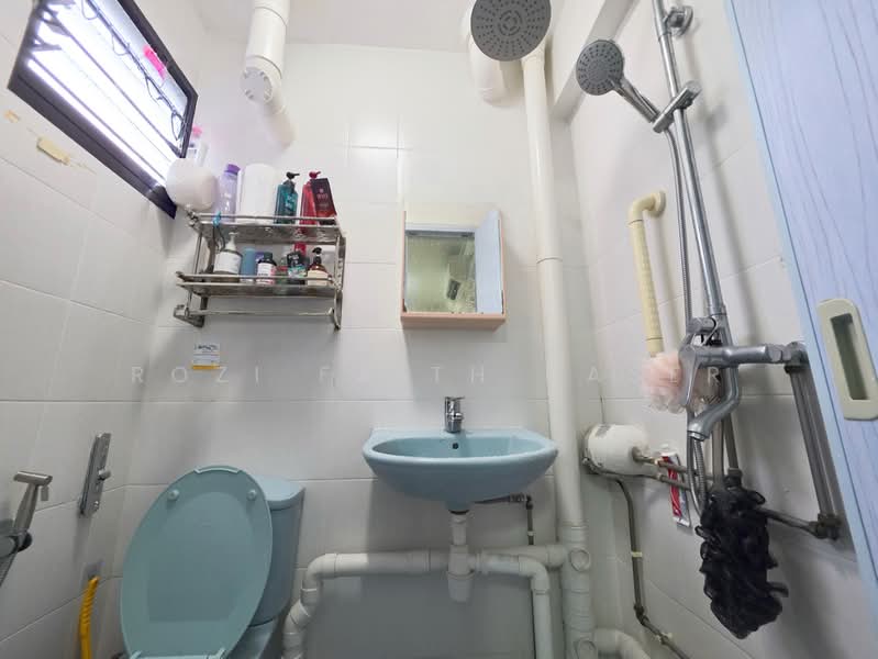 121 Bedok North Road, 121 Bedok North Road, 3 Bedrooms, 990 sqft, HDB Flat For Sale, by Rozi Faith Naser, 500161406 - Bathroom - PropertyGuru.com.sg