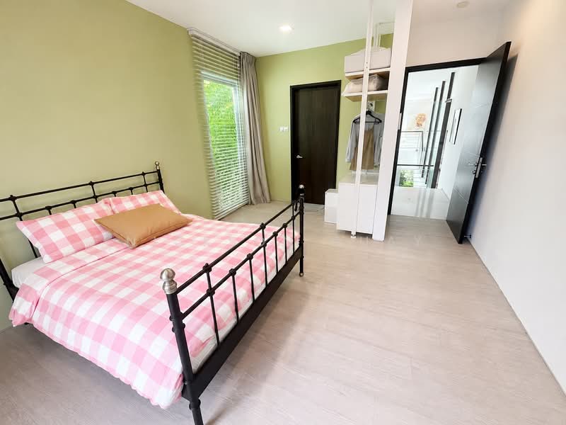 Move In Condition! Goodman, Poole, Wareham Road, , 7 Bedrooms, 8,000 sqft, Bungalow House For Sale, by Nickson Guay, 500161411 - Bedroom - PropertyGuru.com.sg