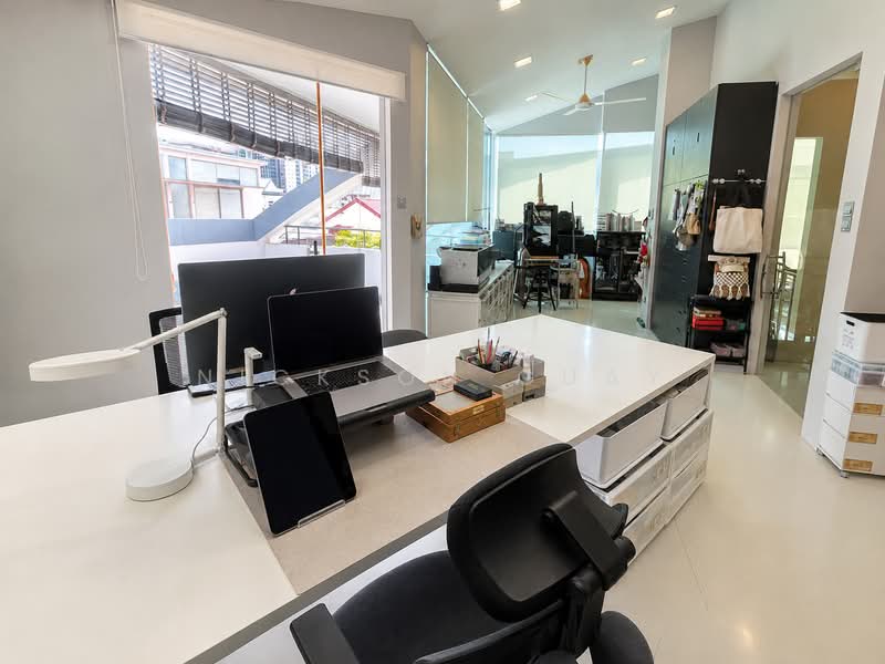 Move In Condition! Goodman, Poole, Wareham Road, , 7 Bedrooms, 8,000 sqft, Bungalow House For Sale, by Nickson Guay, 500161411 - Study - PropertyGuru.com.sg