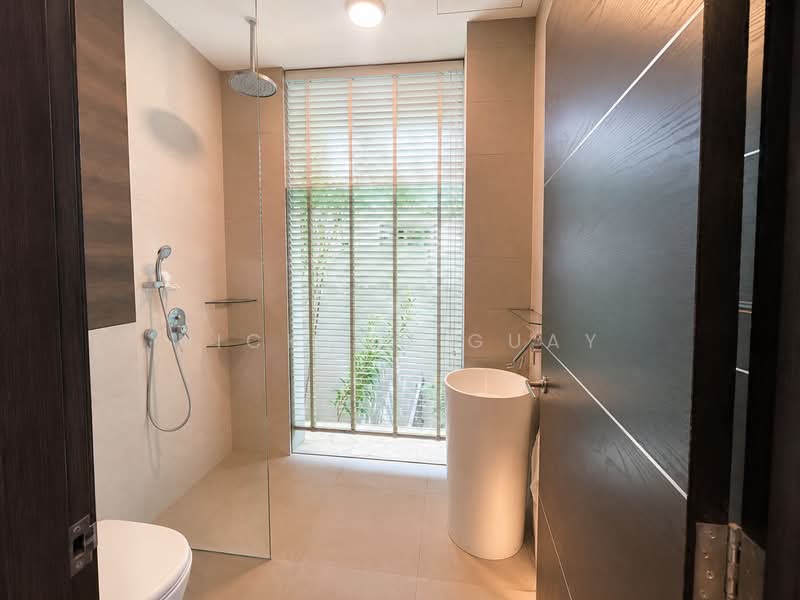 Move In Condition! Goodman, Poole, Wareham Road, , 7 Bedrooms, 8,000 sqft, Bungalow House For Sale, by Nickson Guay, 500161411 - Bathroom - PropertyGuru.com.sg