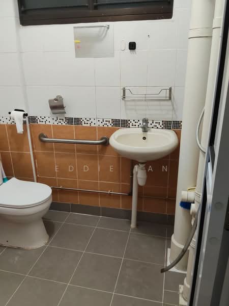 907 Tampines Avenue 4, 907 Tampines Avenue 4, Room Rental, 100 sqft, HDB Flat For Rent, by Eddie Tan, 500161479 - Bathroom - PropertyGuru.com.sg