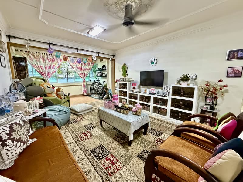 711 Bedok Reservoir Road, 711 Bedok Reservoir Road, 3 Bedrooms, 1,345 sqft, HDB Flat For Sale, by Alvin Yap, 500161484 - Living Room - PropertyGuru.com.sg