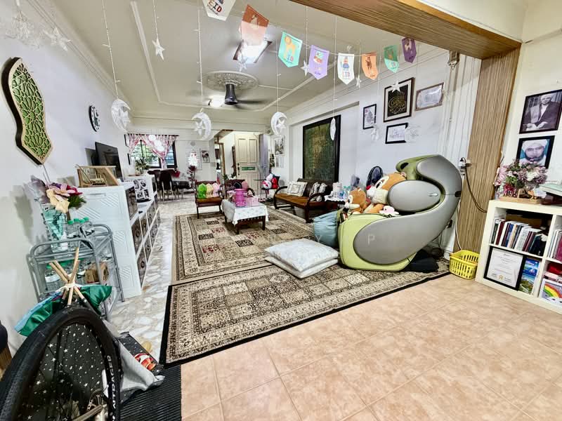 711 Bedok Reservoir Road, 711 Bedok Reservoir Road, 3 Bedrooms, 1,345 sqft, HDB Flat For Sale, by Alvin Yap, 500161484 - Living Room - PropertyGuru.com.sg