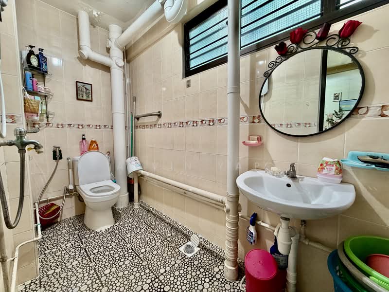 711 Bedok Reservoir Road, 711 Bedok Reservoir Road, 3 Bedrooms, 1,345 sqft, HDB Flat For Sale, by Alvin Yap, 500161484 - Bathroom - PropertyGuru.com.sg