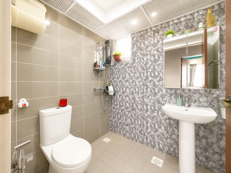 131B Lorong 1 Toa Payoh, 131B Lorong 1 Toa Payoh, 2 Bedrooms, 732 sqft, HDB Flat For Sale, by Adam K, 500161488 - Bathroom - PropertyGuru.com.sg