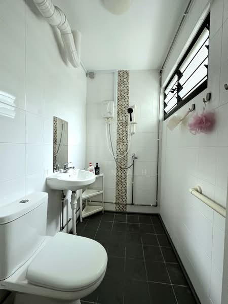 336 Ubi Avenue 1, 336 Ubi Avenue 1, 3 Bedrooms, 893 sqft, HDB Flat For Sale, by Siti Hasyimah Hassan, 500161493 - Bathroom - PropertyGuru.com.sg