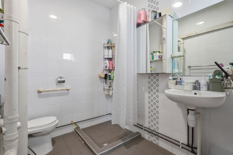 142 Bukit Batok Street 11, 142 Bukit Batok Street 11, 3 Bedrooms, 1,668 sqft, HDB Flat For Sale, by Rebecca Toh, 500161515 - Master Bathroom - PropertyGuru.com.sg