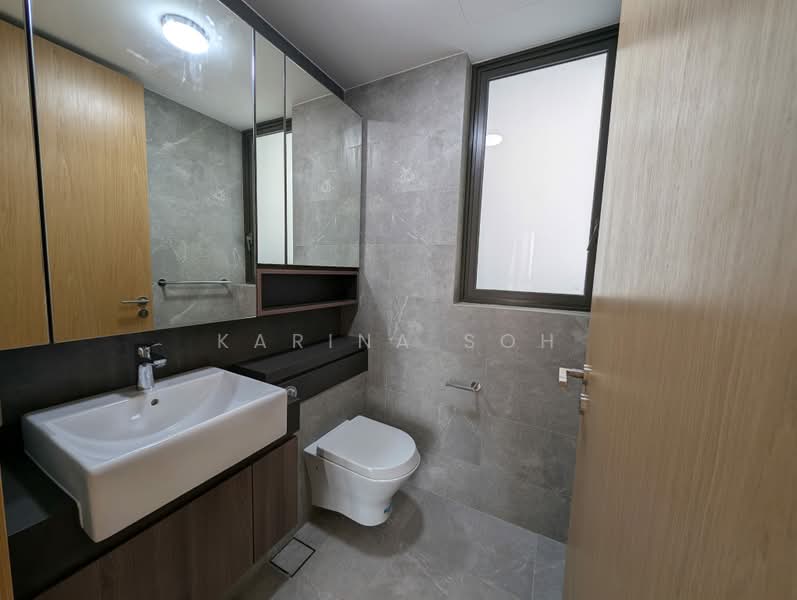 Midwood, 8 Hillview Rise, 3 Bedrooms, 990 sqft, Condominium For Sale, by Karina Soh, 500161518 - Common Bathroom - PropertyGuru.com.sg