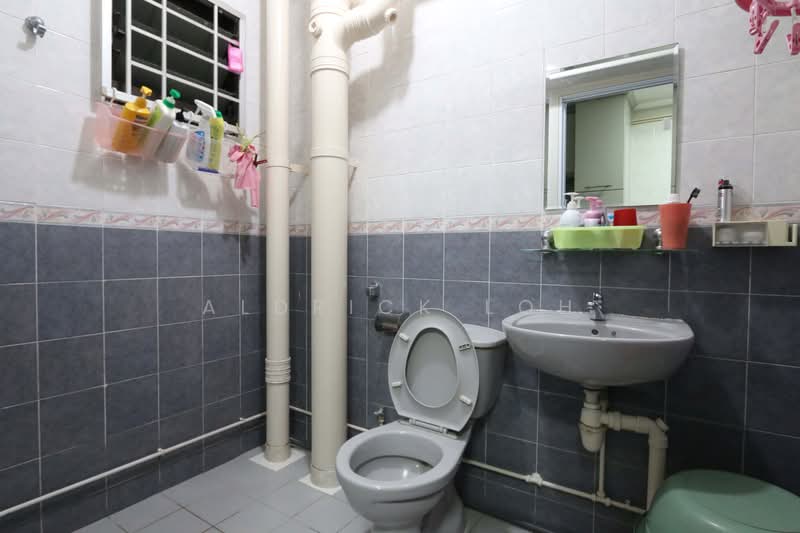 353 Ang Mo Kio Street 32, 353 Ang Mo Kio Street 32, Room Rental, 150 sqft, HDB Flat For Rent, by Aldrick Loh, 500161532 - Bathroom - PropertyGuru.com.sg
