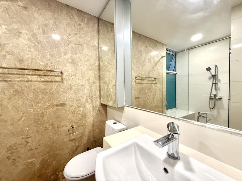 Caspian, 60 Lakeside Drive, 4 Bedrooms, 1,604 sqft, Condominium For Sale, by Kwan Le Yuan, 500161572 - Junior Master Bathroom - PropertyGuru.com.sg