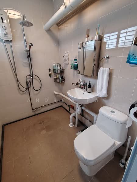 161 Tampines Street 12, 161 Tampines Street 12, 2 Bedrooms, 797 sqft, HDB Flat For Rent, by Andrew Pat, 500161622 - Master Bathroom - PropertyGuru.com.sg