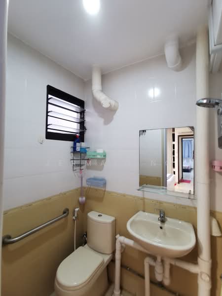 571 Cheng San Court, 571 Ang Mo Kio Avenue 3, 2 Bedrooms, 721 sqft, HDB Flat For Sale, by Jermain Ng, 500161629 - Bathroom - PropertyGuru.com.sg