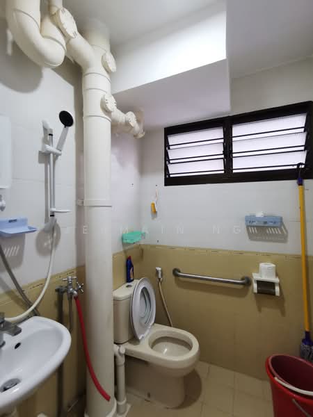 571 Cheng San Court, 571 Ang Mo Kio Avenue 3, 2 Bedrooms, 721 sqft, HDB Flat For Sale, by Jermain Ng, 500161629 - Bathroom - PropertyGuru.com.sg